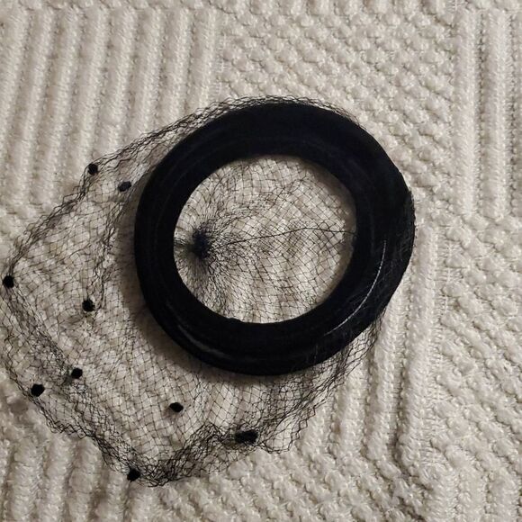 1960s Black Velvet Ring Open Top Net Hat - Picture 6 of 6